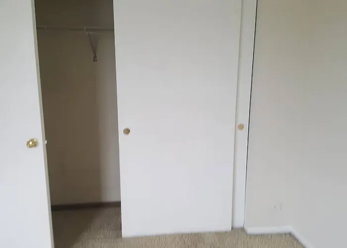 Family - 2 Bedroom, Kitchen, 1.5 Bath 3* Waukegan